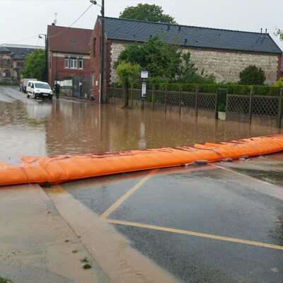 Quick Dam Universal Water Force Flood Control Dam, 20" x 50' (QDWGWL-2050)