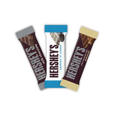 HERSHEY'S Assorted Milk Chocolate and White Creme Candy Party Pack, 31.5 oz (3400093933)