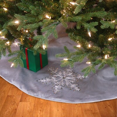 National Tree Company 42 Snowflake Tree Skirt (RAC-C30910C48-1)