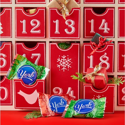 YORK Dark Chocolate Peppermint Patties Snowflakes Christmas Candy Bag, 16 oz (HEC02954)