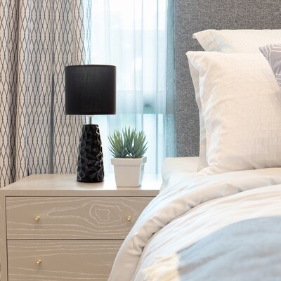 Simple Designs Sculpted Ceramic Table Lamp, Black (LT2083-BLK)