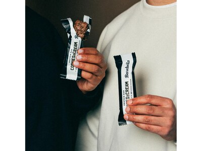 Barebells Gluten Free Cookies & Cream Protein Bar, 1.94 oz., 12 Bars/Box (B1020-USA)