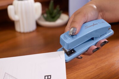 Swingline Cub Desktop Stapler, 20-Sheet Capacity, Electric Blue (S701069)