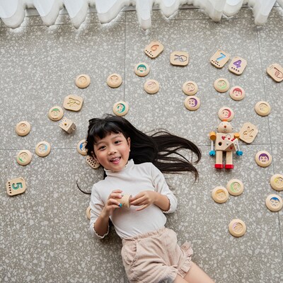 Plan Toys, Wooden Hand Sign Numbers 1-10 Tiles, Multicolored, 10/Pack (PTS5655)