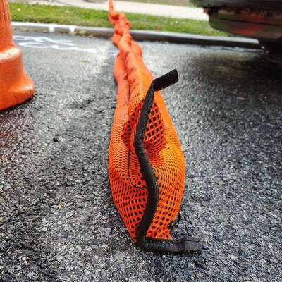 Quick Dam Hi-Vis Water Barrier, 120, Up to 8 Gal. 4/Box (QDGG10-4HV)