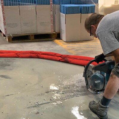 Quick Dam High-Vis Water Flood Barriers, 10 ft., Up to 8 Gal., 10/Box (QD610-10HV)