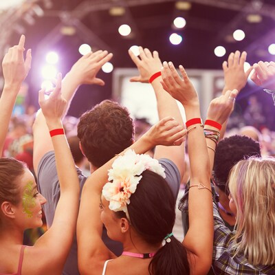 Cosco Polypropylene Crowd Control Security Wristbands, Red, 100 Wristbands/Pack (098624)