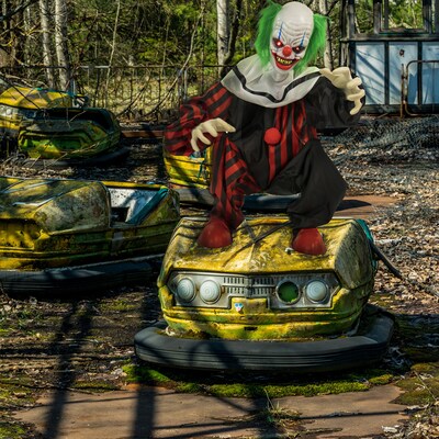 Haunted Hill Farm Life-Size Animatronic Crouching Clown (HHCLOWN-12FLSA)