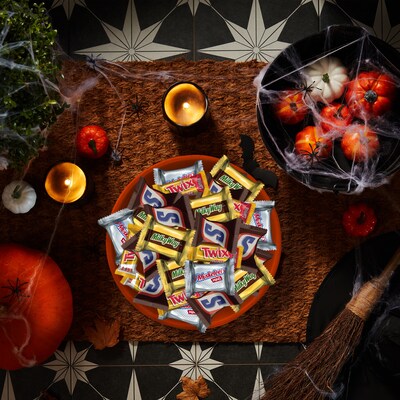 Mars Halloween Minis Milk Chocolate Candy Bars Variety Pack, 30.63 oz. (460690)
