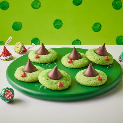 HERSHEY'S KISSES Grinch Milk Chocolate Christmas Candy Bulk Bag, 37.28 oz (HEC45404)