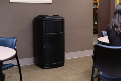 Commercial Zone PolyTec Polyethylene Indoor/Outdoor Swing Lid Trash Can, 25 Gallon, Black (775901SE)