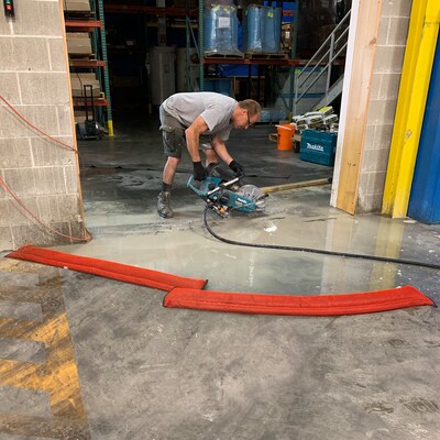 Quick Dam High-Vis Water Flood Barriers, 10 ft., Up to 8 Gal., 10/Box (QD610-10HV)