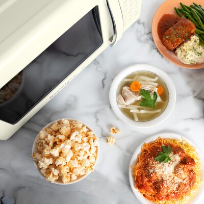 Nostalgia Retro 0.7 cu. ft. Countertop Microwave, Ivory (NRMOPMSW7IVY6A)