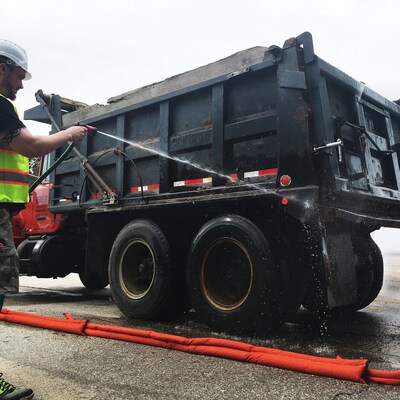 Quick Dam High-Vis Water Flood Barriers, 10 ft., Up to 8 Gal., 10/Box (QD610-10HV)