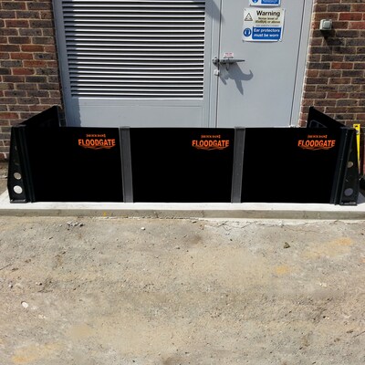 Quick Dam Universal Flood Gate, Flood Doorway Control, Expands 30"-35" (QDFG30)