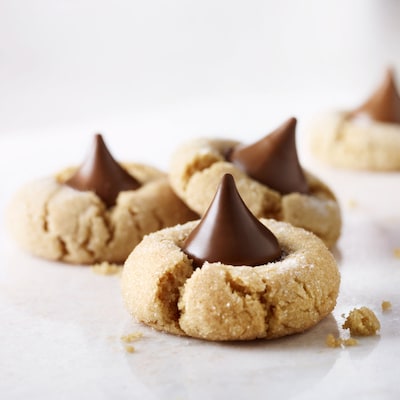 HERSHEY'S KISSES Milk Chocolate Candy Party Pack, 30 oz. (HEC13480)
