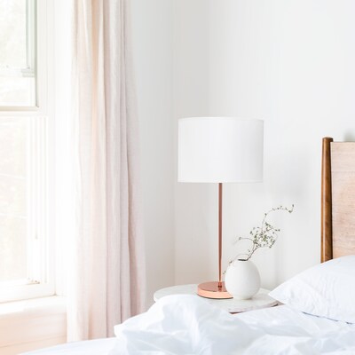Simple Designs Rose Gold Stick Lamp Fabric Shade, White (LT2040-RGD)