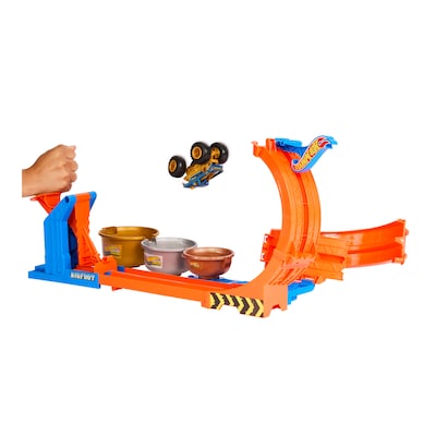 Mattel Hot Wheels Monster Trucks Loop-and-Flip Trophy Challenge Playset, Assorted Colors (JBX64)