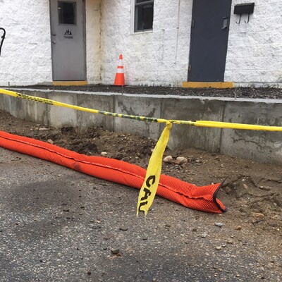 Quick Dam High-Vis Water Flood Barriers, 10 ft., Up to 8 Gal., 10/Box (QD610-10HV)