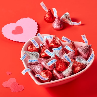 HERSHEY'S KISSES Milk Chocolate Valentine's Candy Family Bag, 17 oz (HEC12504)