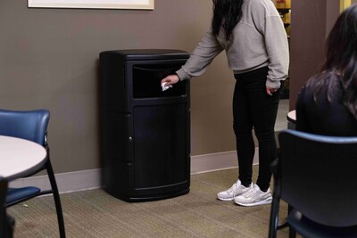 Commercial Zone PolyTec Polyethylene Indoor/Outdoor Swing Lid Trash Can, 25 Gallon, Black (775101)