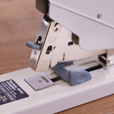 Swingline Heavy Duty Desktop Stapler, 160-Sheet Capacity, Platinum (39002)