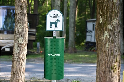Alpine Industries Steel Pet Waste Disposal Bin with Odor Control Lid, 13.5 Gallon, Green (ALP4005-01)