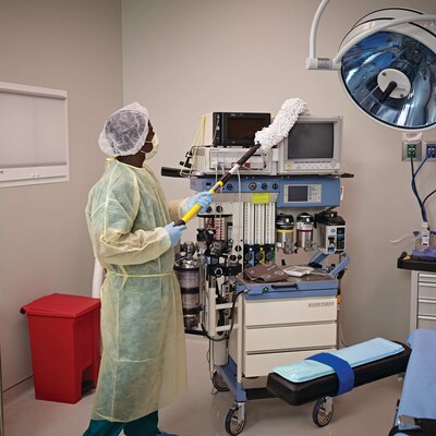 Rubbermaid Executive Series HYGEN Quick-Connect Flexi-Wand Microfiber Duster, White (FGQ85200WH00)