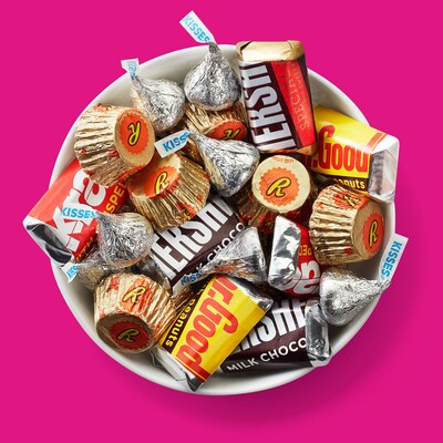 HERSHEY'S and REESE'S Miniatures Assorted Chocolate Candy Party Pack, 32.9 oz. (3400099982)