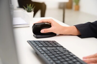 Contour Design Unimouse Wireless Ergonomic Vertical Optical USB Mouse, Black (CDUMBK11001)