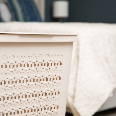 Mind Reader Slim Tapered Hamper with Lid, Plastic, Ivory (SWHAMP50-IVO)