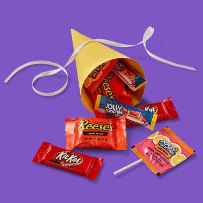 JOLLY RANCHER, KIT KAT and REESE'S Assorted Flavored Snack Size, Candy Party Pack, 34.19 oz (HEC93942)