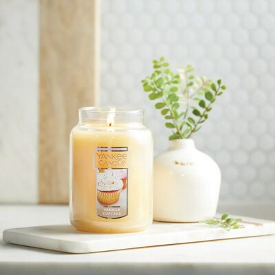 Yankee Candle 22oz Classic Jar Candle Scent:  Vanilla Cupcake