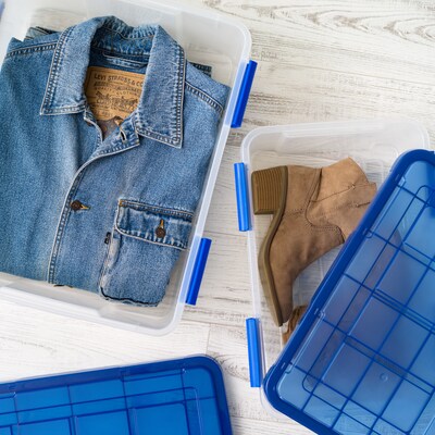 Iris 26.5 Quart Ultimate Clear Plastic Latching Storage Bin with Lid, Blue (500195)