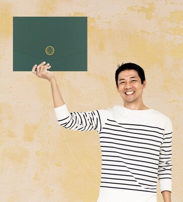 Great Papers! Hunter Emblem Tri-Fold Certificate Cover, 12" x 9.375", 5/Pack (20103780)