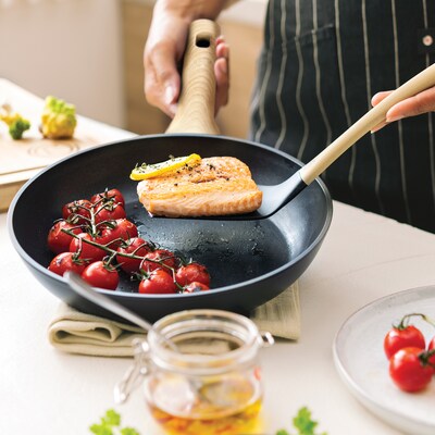 MasterChef Aluminum 8-Inch Frying Pan with Soft-Touch Bakelite Handle, Black, (VRD159102073)