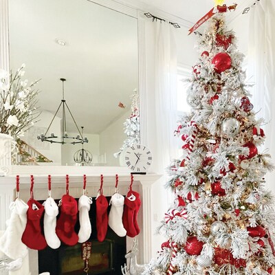 Fraser Hill Farm 10-Ft. Snowy Pine Flocked Christmas Tree (FFSN010-5SN)