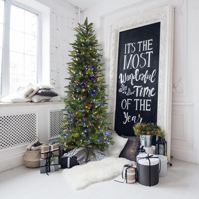 Fraser Hill Farm 6.5 ft. Carmel Pine Pre-Lit Artificial Christmas Tree, 550 Lights (FFCP065-6GR)