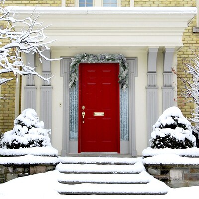 Fraser Hill Farm 6-Ft. Christmas Snow Flocked Garland (FF072CHGL001-0SN)