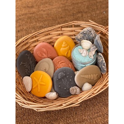 Yellow Door Let's Investigate – Seashore, Set of 8 Stone Figures (YUS1198)