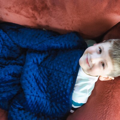 Bouncyband Soft Fleece Weighted 7lb Small Sensory Blanket for Kids, 56" x 36" (BBALPWB7BU)