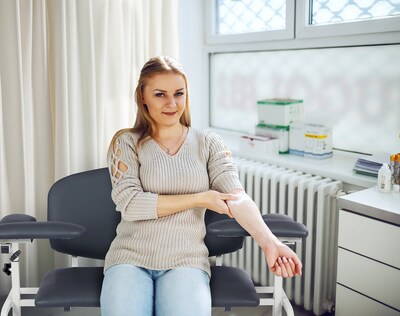 Viva Comfort Bariatric Extra-Tall Phlebotomy Chair, 750 lb. Capacity, 2 Flip Up Arms, Black (ADI997-01-BT-BLK)