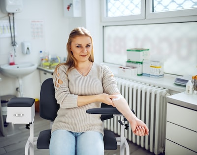 Viva Comfort Bariatric Extra-Tall Phlebotomy Chair with Drawer, 750 lb. Capacity, 2 Flip Up Arms, Black (ADI997-01D-BT-BLK)