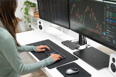 Satechi Thunderbolt 4 Multi-Display Docking Station, Space Gray (ST-DT4MDM-US)