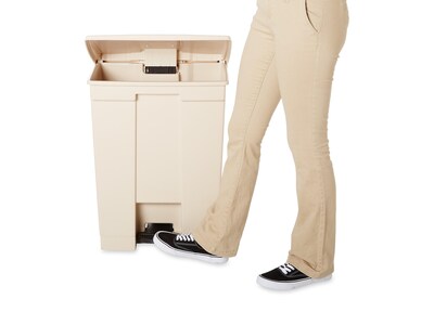 Rubbermaid Indoor Step Trash Can, Beige Plastic, 18 Gal. (FG614500BEIG)