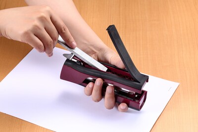 Bostitch Dynamo Desktop Stapler with Pencil Sharpener, 20-Sheet Capacity, Staples Included, Magenta (BOSB696RMAG)