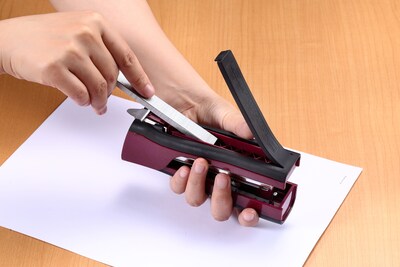 Bostitch Dynamo Desktop Stapler with Pencil Sharpener, 20-Sheet Capacity, Magenta (B696RMAG)